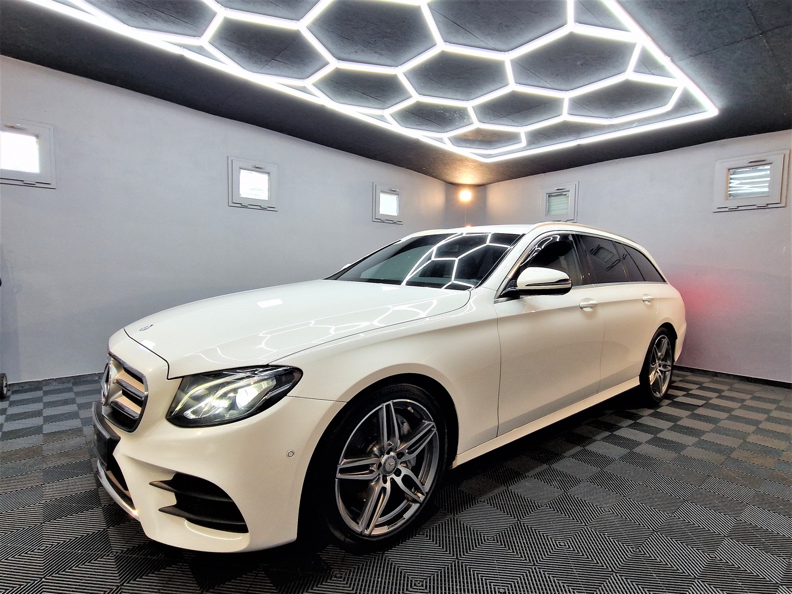 Mercedes-Benz E 220 d AMG LINE|LUFTF|AUTOMATIK|NAVI|LED|LEDER|AHK
