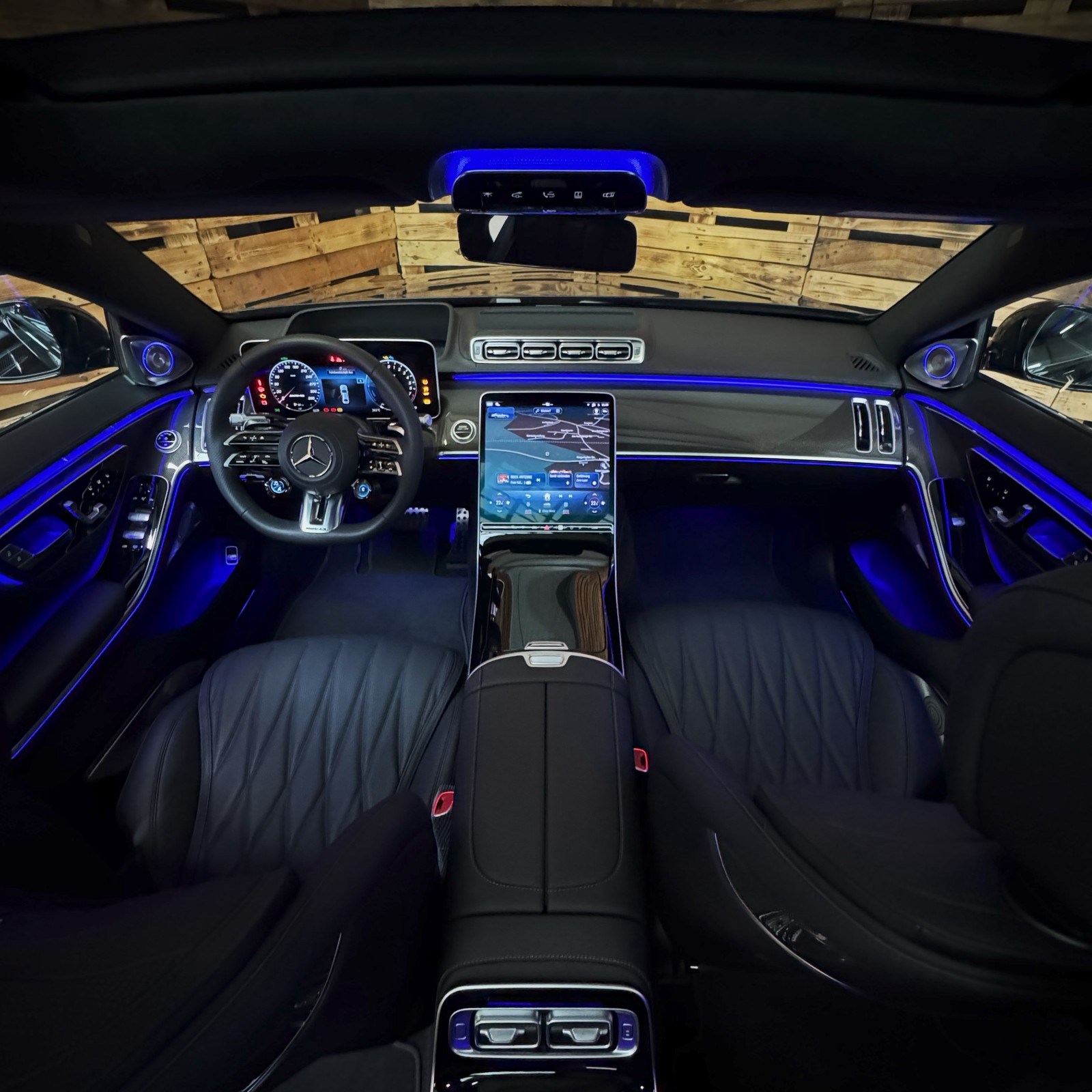Mercedes-Benz E PERFORMANCE 4-SEATS TV 4D BURM FRIDGE