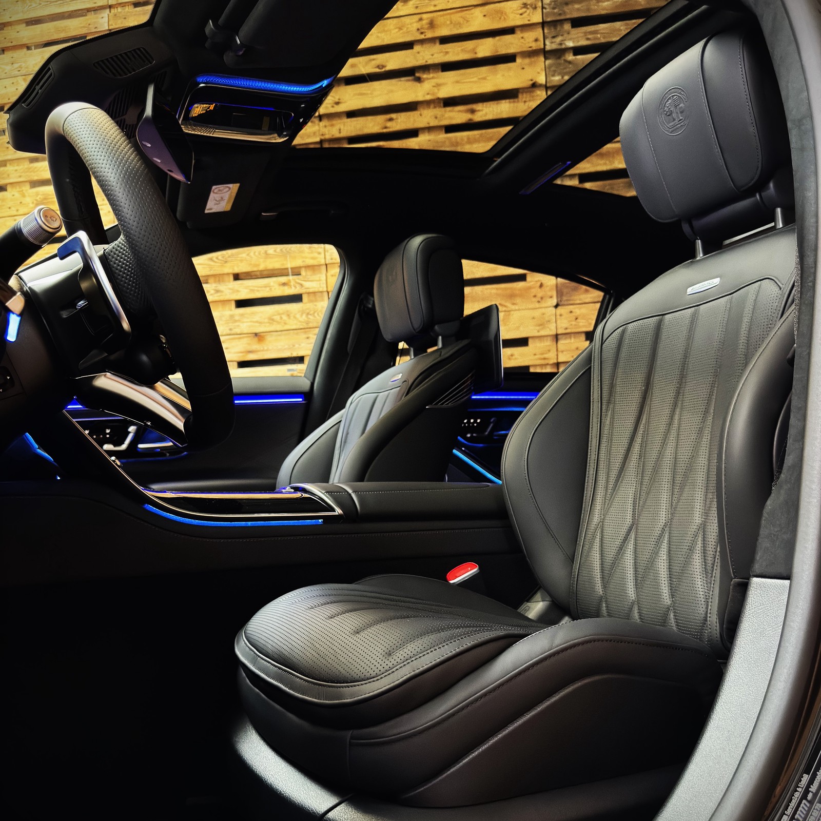 Mercedes-Benz E PERFORMANCE 4-SEATS BLACK/BLACK TV FRIDGE