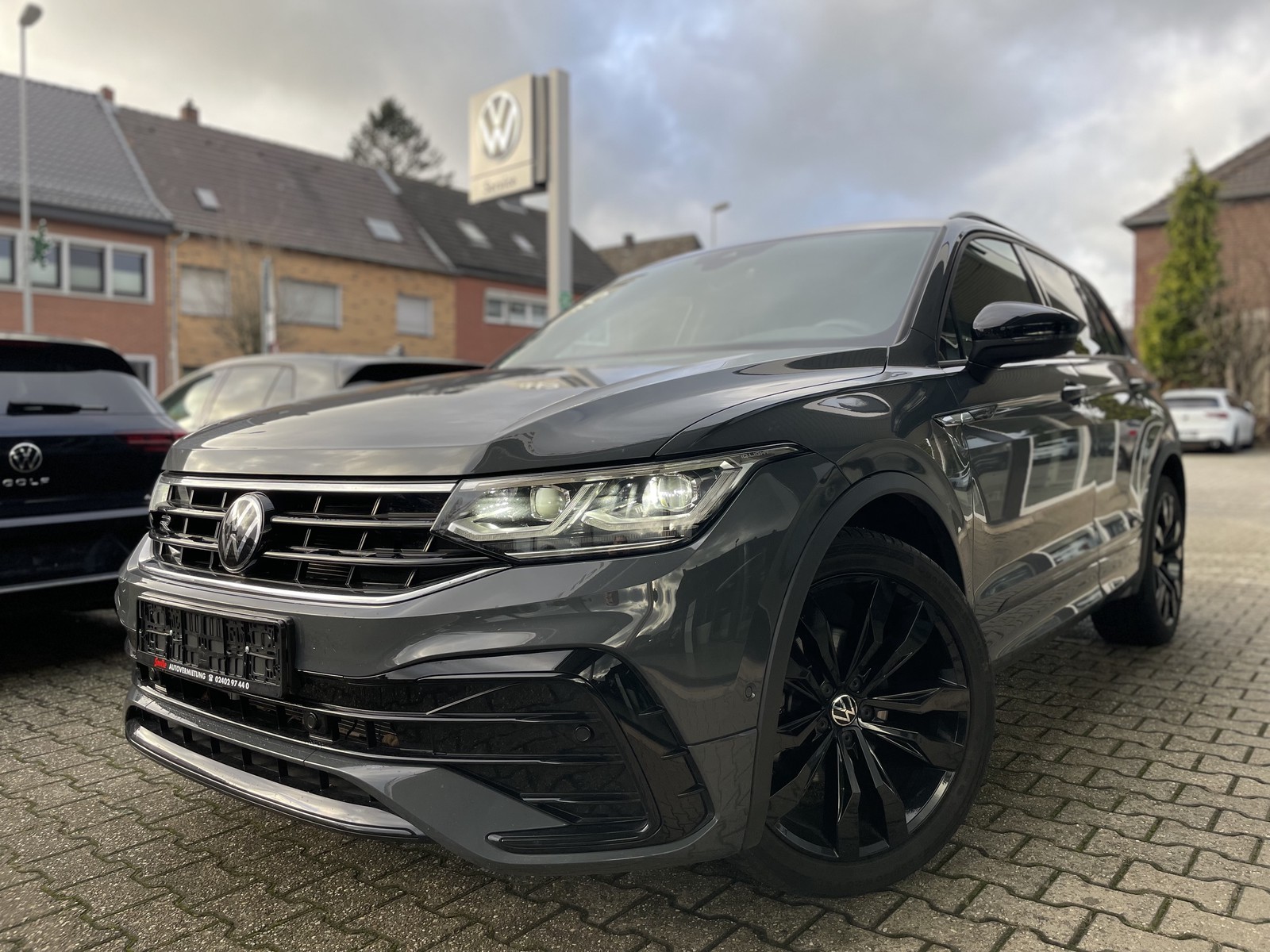 Volkswagen Tiguan R-Line PANO,Kessy,AHK,KAM,Black-Style