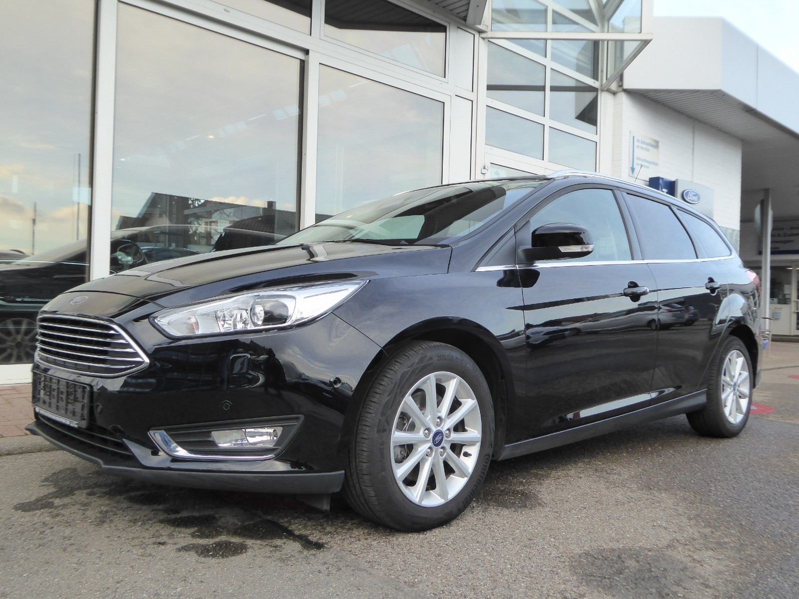 Ford Focus Turnier Titanium/Bi-Xenon/Navi/AHK abnehmbar