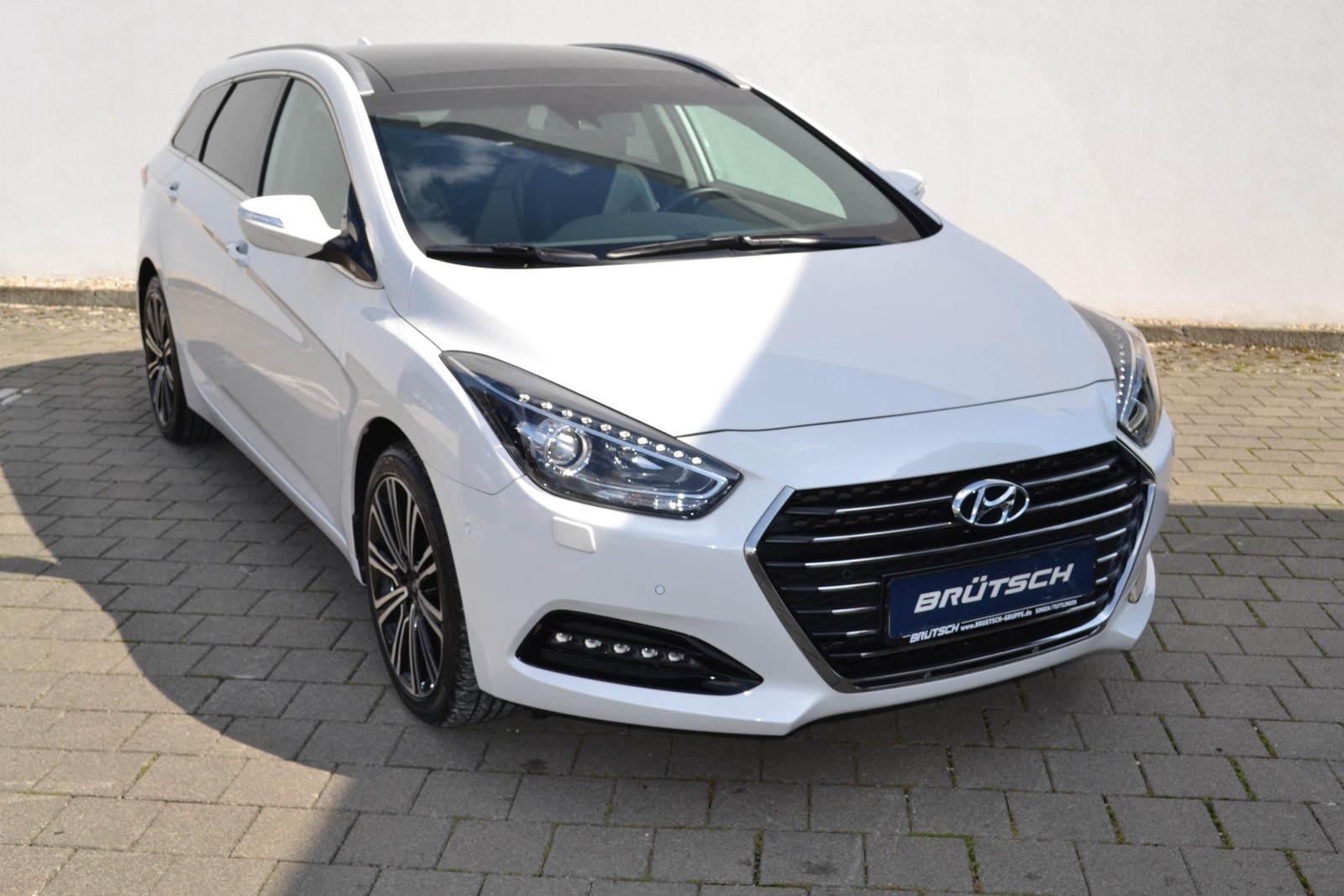 Hyundai I40 Cw 1 7 Crdi Premium Blue Leder Navi Xenon Gebraucht Kaufen In Singen Preis Eur Int Nr 5043 Verkauft