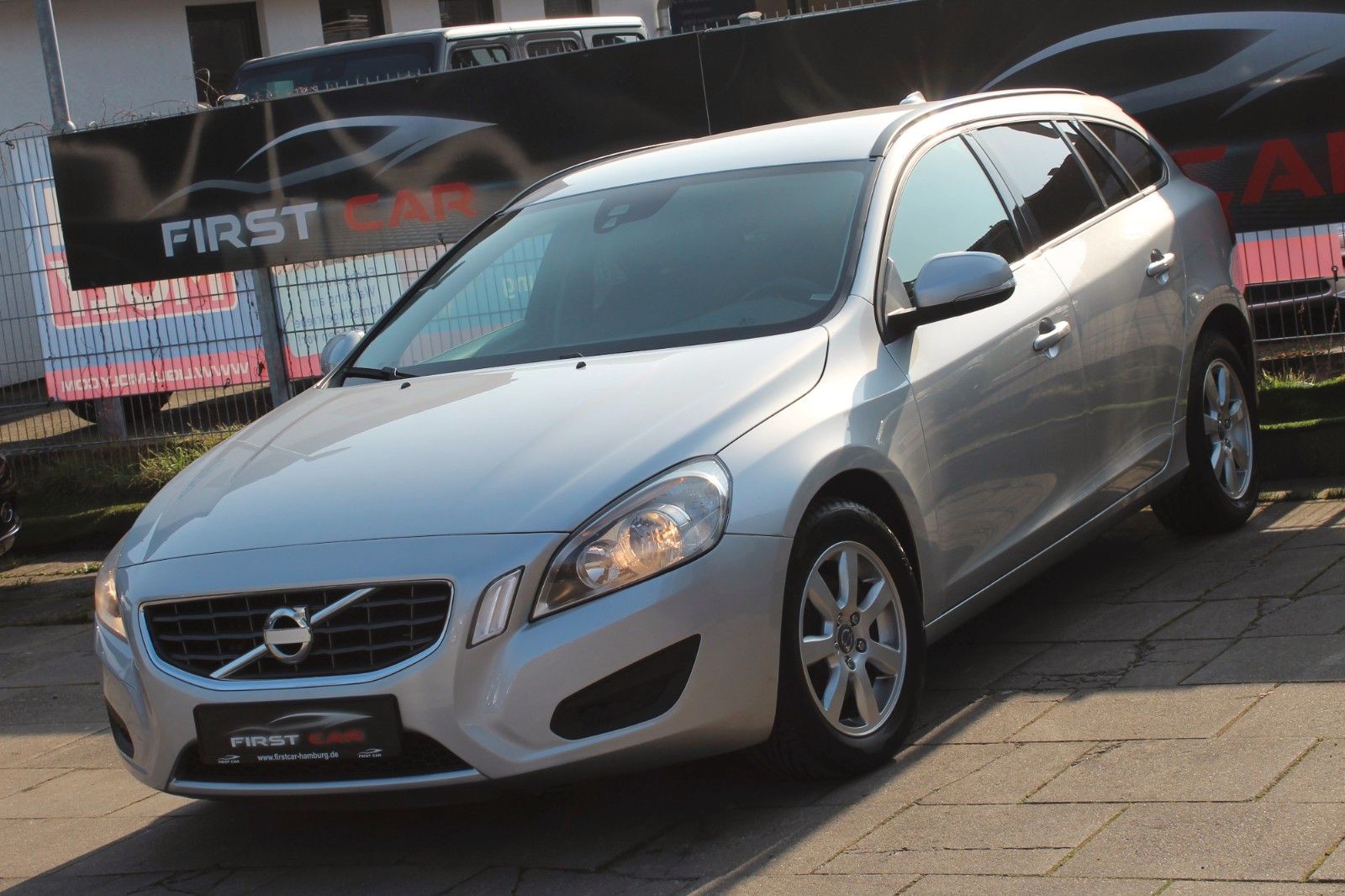 Volvo V60 2.0 D4 Kombi Kinetic*AHK*NAVI*SCHIEBED*8FACH