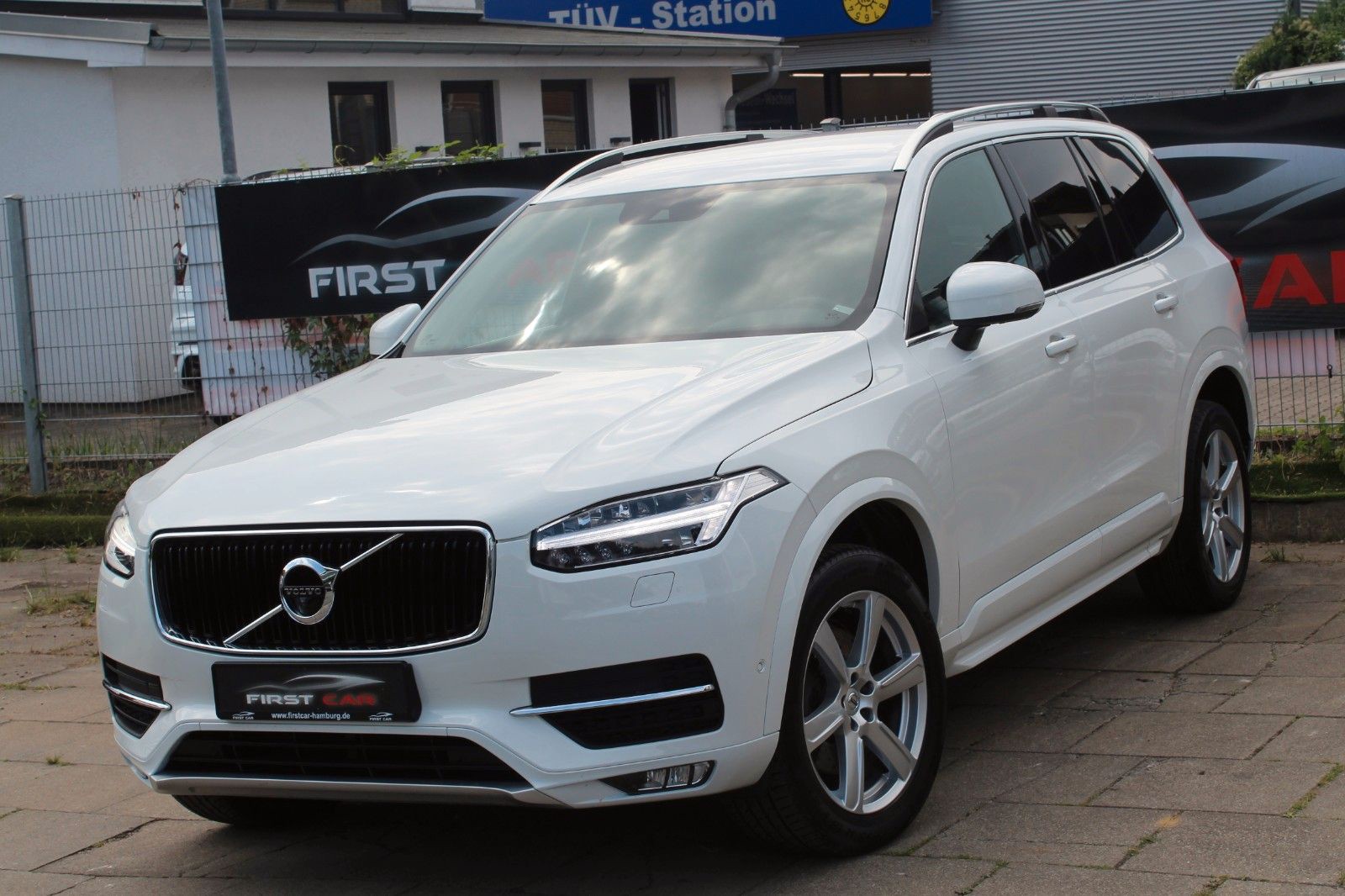 Volvo XC 90 D5 Momentum AWD 7-Sitzer*AHK*LED*360°*EU6
