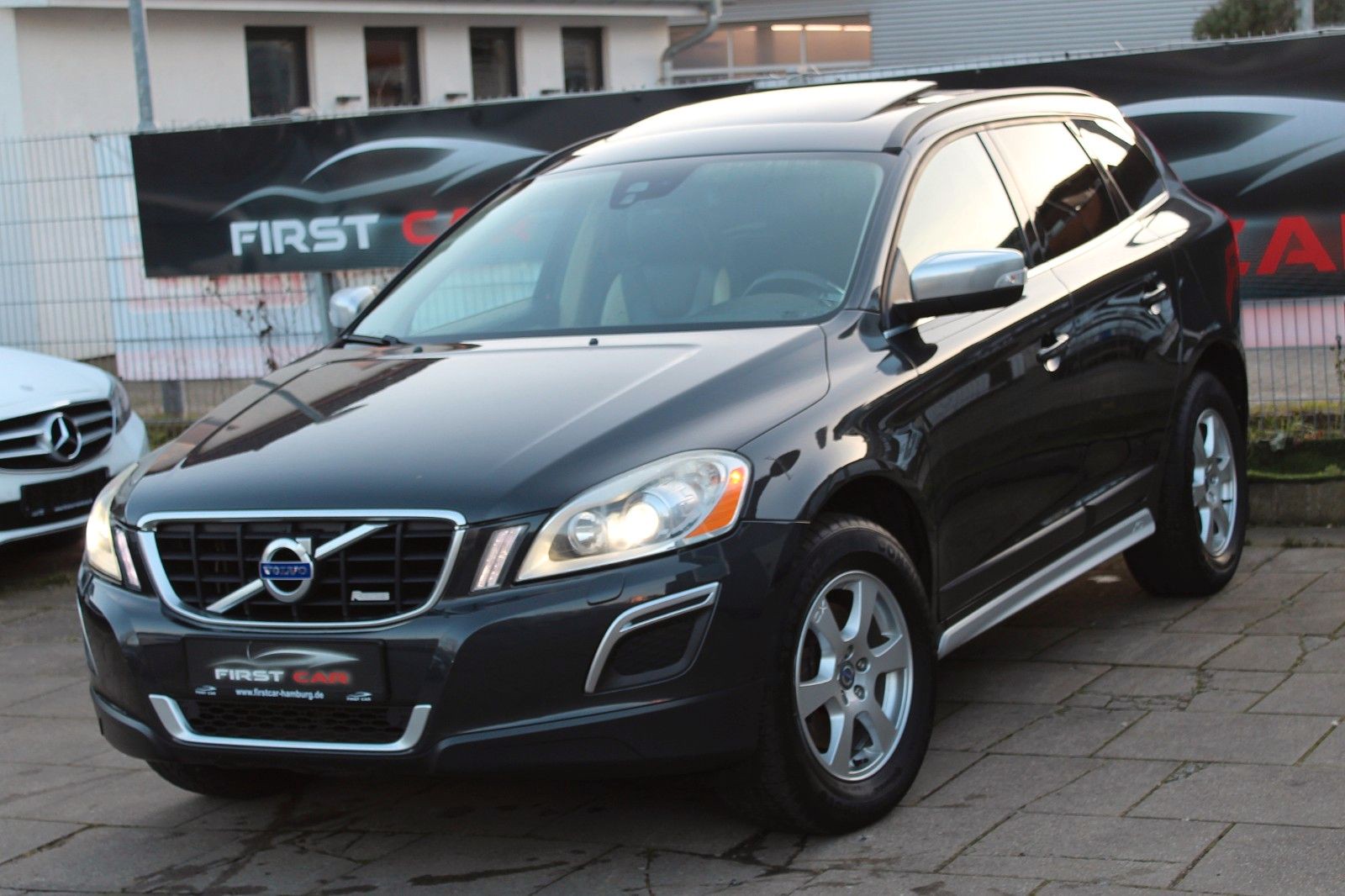 Volvo XC60 2.0 R-Design 2WD*PANORAMA*AHK*BIXENON*NAVI