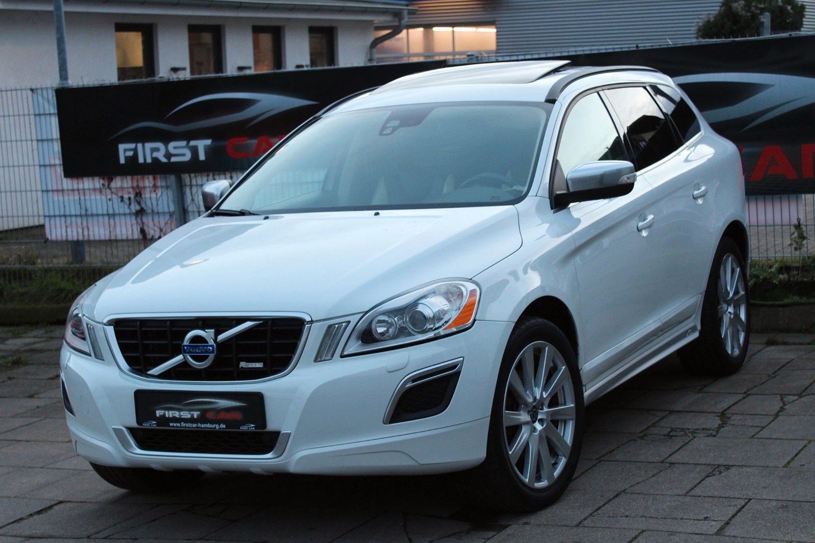 Volvo XC60 2.4 D5 R-Design AWD*PANO*AHK*BIXENON*KAMERA