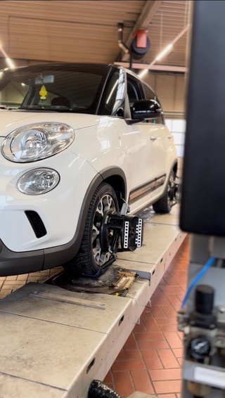 Achsvermessung Wildau Autohaus Dietz – Fahrzeug auf Achsvermessungsstand