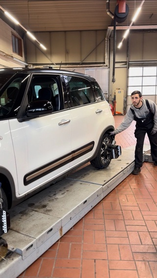 Achsvermessung Wildau Autohaus Dietz – Techniker bei der Vermessung am Fahrzeug