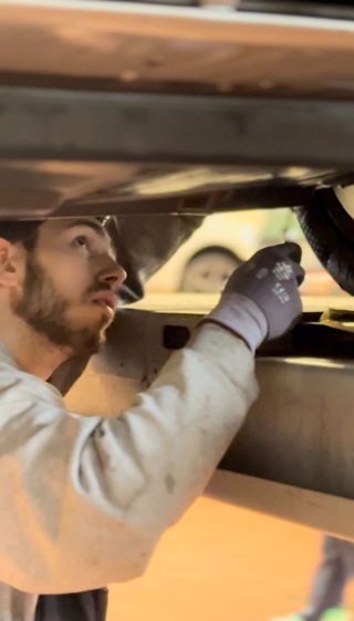 Achsvermessung Wildau Autohaus Dietz – Arbeit unter dem Fahrzeug
