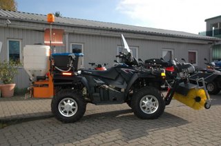 Polaris Sportsman 800 4x4 Winterdienst-Fahrzeug mit Sonderausstattung wie Streuer und Frontbürste.
