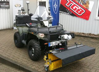 Polaris Sportsman 500 Winterdienst-Fahrzeug mit Sonderausstattung wie Streuer, Windschutzscheibe und Frontbürste
