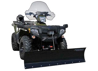 Polaris Sportsman 500 H.O. 4x4 Winterdienst-Fahrzeug mit einer Seilwinde, einem Schneeschild, einer Windschutzscheibe sowie einer Griff- und Daumengas-Heizung
