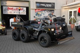 Polaris Sportsman 500 6x6 Winterdienst-Fahrzeug mit  Streuer und Schneeschild