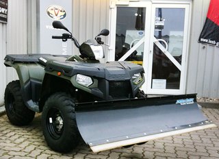 Polaris Sportsman 500 Forest Winterdienst-Fahrzeug mit einer Seilwinde, einem Schneeschild, sowie einer Griff- und Daumengas-Heizung