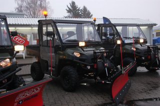 Polaris Ranger XP 800 4x4 Winterdienst-Fahrzeug mit Kabine, Standheizung, Hydraulischem Schild und Streuer, Automatik Antrieb mit Untersetzung und Allradantrieb, Ladefläche und AHK, 3 Sitzer, LOF Zulassung.