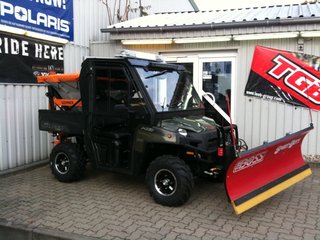 Polaris Ranger 800 Winterdienst-Fahrzeug mit Vollausstattung; Großer Streuer 380L mit Rühr- und Rüttelwerk, Hydr. Schneeschild, Kabine mit Frontscheibe zum öffnen, Standheizung, LED Warnlichtbalken, LED Arbeitsscheinwerfer mit 4200 lumen, 2te Arbeistbatterie mit Trennrelai, GPS Navigation, Radio/CD, Halter für Besen und Schaufel, extra Streugutbehälter für den kleinen Handeinsatz usw. usw.