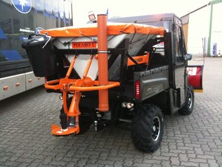 Polaris Ranger 800 Winterdienst-Fahrzeug mit Vollausstattung; Großer Streuer 380L mit Rühr- und Rüttelwerk, Hydr. Schneeschild, Kabine mit Frontscheibe zum öffnen, Standheizung, LED Warnlichtbalken, LED Arbeitsscheinwerfer mit 4200 lumen, 2te Arbeistbatterie mit Trennrelai, GPS Navigation, Radio/CD, Halter für Besen und Schaufel, extra Streugutbehälter für den kleinen Handeinsatz usw. usw.