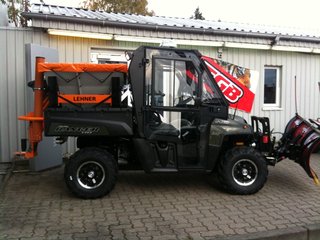 Polaris Ranger 800 Winterdienst-Fahrzeug mit Vollausstattung; Großer Streuer 380L mit Rühr- und Rüttelwerk, Hydr. Schneeschild, Kabine mit Frontscheibe zum öffnen, Standheizung, LED Warnlichtbalken, LED Arbeitsscheinwerfer mit 4200 lumen, 2te Arbeistbatterie mit Trennrelai, GPS Navigation, Radio/CD, Halter für Besen und Schaufel, extra Streugutbehälter für den kleinen Handeinsatz usw. usw.