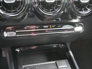 Mercedes-Benz GLA 200 KLIMA PDC SHZ RÜCKFAHRKAMERA NAVI - foto 1