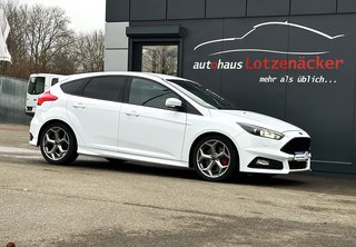 Ford Focus ST 2.HAND|SYNC|BI-XEN|TEMP|LEDER|SHZ Used vehicle for sale | First registration 09/2016 | Price 16.690 €