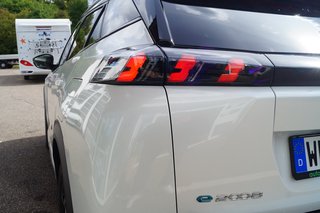 Peugeot e-2008 GT Pano | Batteriezertifikat I Grip | Keyless |OC11kW - bilder 4