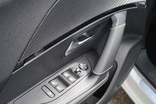 Peugeot e-2008 GT Pano | Batteriezertifikat I Grip | Keyless |OC11kW - bilder 15