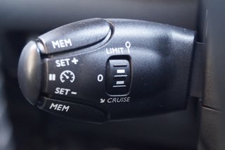 Peugeot 208 e- Allure Pack Navi I Sitzheizung I On-Board-Lader 11 kW I Batteriezertifikat - bilder 11