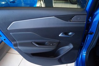 Peugeot 308 Hybrid 225 GT Pack Pano, Matrix LED - bilder 9