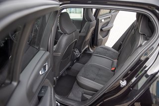 Volvo XC40 B3 Ultra Black Edition AHK*Standheizung*Schiebedach*ACC 2WD - bilder 7