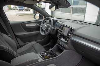 Volvo XC40 B3 Ultra Black Edition AHK*Standheizung*Schiebedach*ACC 2WD - bilder 12