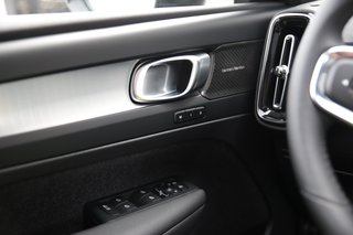 Volvo XC40 B3 Ultra Black Edition AHK*Standheizung*Schiebedach*ACC 2WD - bilder 17