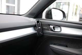 Volvo XC40 B3 Ultra Black Edition AHK*Standheizung*Schiebedach*ACC 2WD - bilder 18