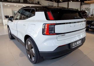 Volvo EX30 Ultra Ultra Extended Range Panoramadach*Standheizung*360°Kamera*Winter-Paket*Sitze vorn elektr.* On-Board-Lader 22 kW - bilder 4