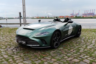 Aston Martin V12 Speedster - photo 1