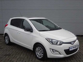 Hyundai i20 1.2 KLIMAAUTO SCHIEBEDACH TEILLEDER TEMPOMA - bilder 1