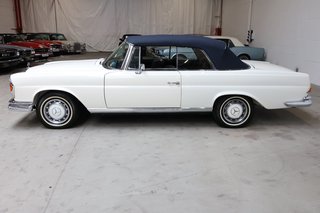 1970 Mercedes-Benz 280 SE weiß (050), blaues Verdeck, blaues Leder - photo 3
