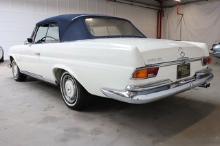 1970 Mercedes-Benz 280 SE weiß (050), blaues Verdeck, blaues Leder - photo 4