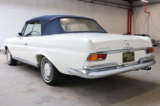 1970 Mercedes-Benz 280 SE weiß (050), blaues Verdeck, blaues Leder - photo 6