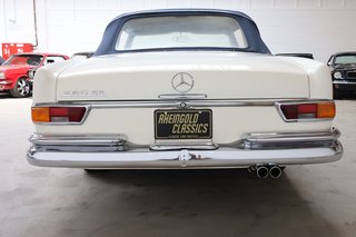 1970 Mercedes-Benz 280 SE weiß (050), blaues Verdeck, blaues Leder - photo 7