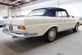 1970 Mercedes-Benz 280 SE weiß (050), blaues Verdeck, blaues Leder - photo 8