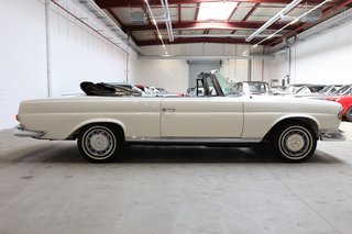 1970 Mercedes-Benz 280 SE weiß (050), blaues Verdeck, blaues Leder - photo 21