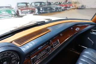 1970 Mercedes-Benz 280 SE weiß (050), blaues Verdeck, blaues Leder - photo 40