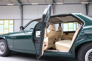 1990 Jaguar Daimler Double Six in british racing green - photo 47