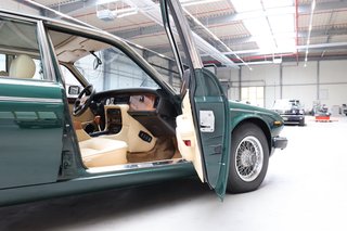 1990 Jaguar Daimler Double Six in british racing green - photo 56