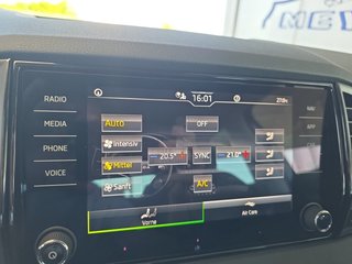 Skoda Karoq 1,5TSI DSG 4*J.Gar/aAHK/Kamera/Kessy/Winterp.  ** - bilder 39