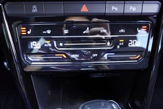 Volkswagen T-Roc R-Line 1,5TSI DSG UPE=45500 Euro    ** - bilder 16