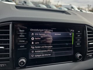 Skoda Karoq Sportline 1,5TSI DSG 4*J.Gar/aAHK/Matrix/Navi  ** - bilder 36