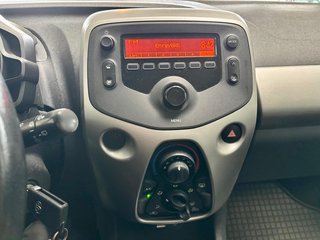Toyota AYGO 1,0 x-play USB Bluetooth BC Klima ZV - foto 13