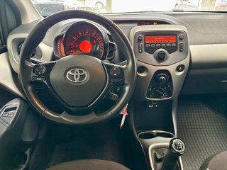 Toyota AYGO 1,0 x-play USB Bluetooth BC Klima ZV - foto 10