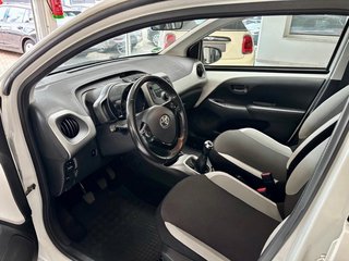 Toyota AYGO 1,0 x-play USB Bluetooth BC Klima ZV - foto 16